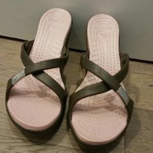 Brown/pink Cyprus crocs heels. Sz 6.